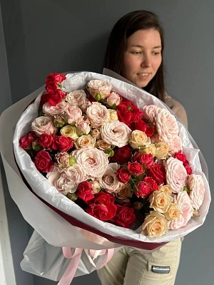 Букет из 15 цветных кустовых роз 50 см