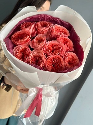 11 розовых пионовидных роз в стильном оформлении