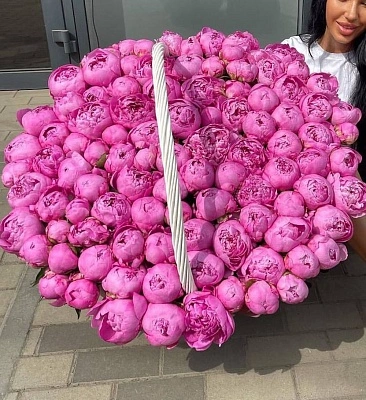 101 розовый пион в корзине