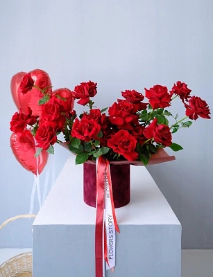 Красные французские розы в бархатной коробке L
