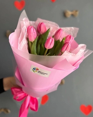 7 розовых тюльпанов в оформлении