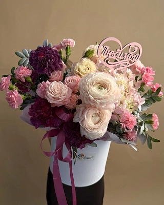 Нежнейшая композиция из ранункулюсов, диантусов и гортензии