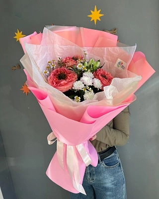 Пленительный букет из пионовидной розы и хризантемы