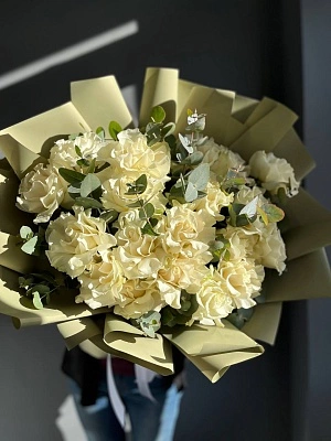 19 белых французских роз с эвкалиптом