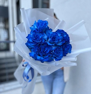 7 синих французских роз в оформлении