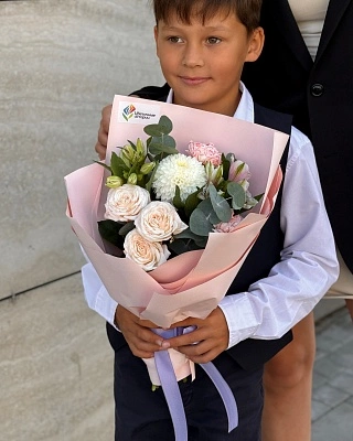 Составной букет из альстромерий, кустовых пионовидных роз и одноголовой хризантемы
