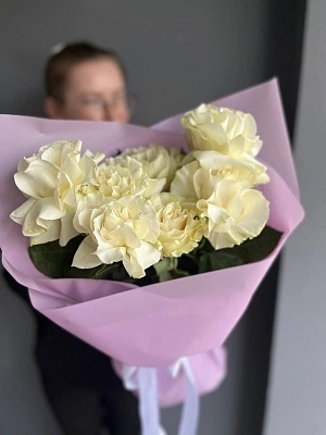 7 белых французских роз в оформлении