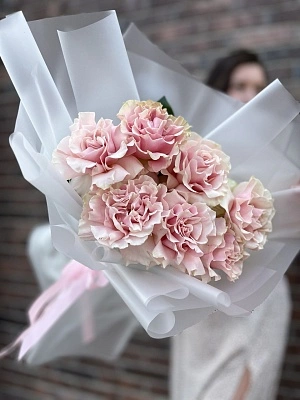 7 нежно-розовых французских роз в светлом оформлении