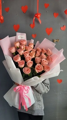 Гигант из 25 нежных роз 70 см