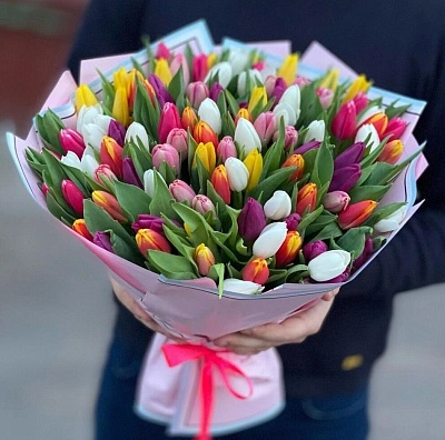 101 разноцветный тюльпан в оформлении