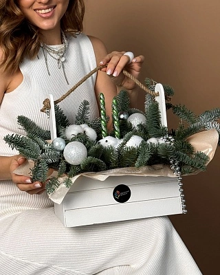 Морозный ящик хвои с игрушками