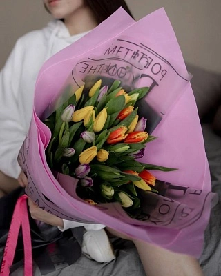 35 разноцветных тюльпанов в оформлении