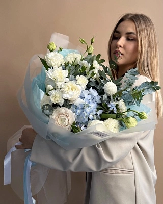 Роскошный букет из гортензий, диантусов и ранункулюсов