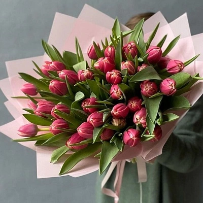 35 пионовидных розовых тюльпанов в оформлении