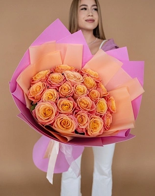 21 коралловая роза 50 см в стильном оформлении
