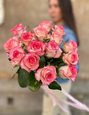 15 бело-розовых роз 60 см под ленту