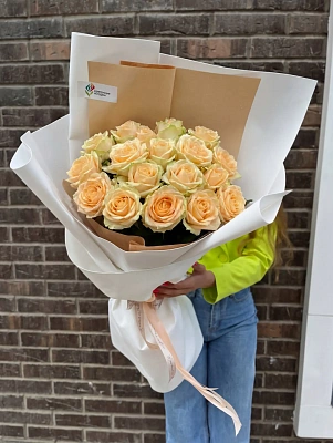 Гигант из персиковых роз