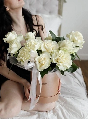 Белые французские розы в коробке