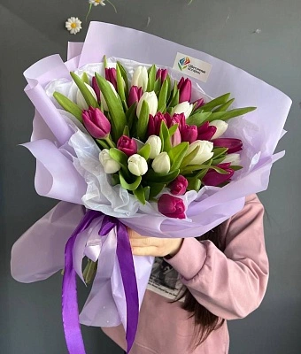 Букет "35 белых и фиолетовых тюльпанов в оформлении"