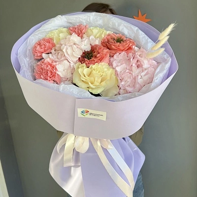 Изумительный букет из пионовидной розы, французской розы, диантуса и гортензии