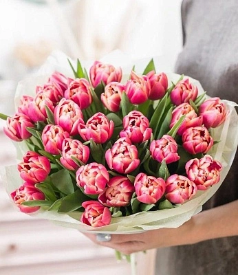 25 пионовидных розовых тюльпанов в оформлении