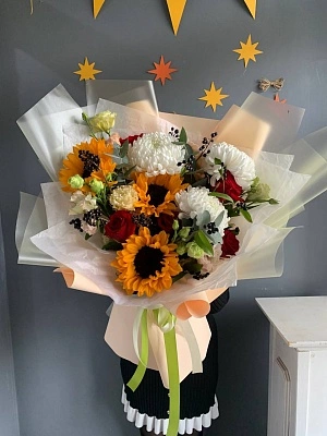 Изящный букет из подсолнухов, одноголовых хризантем и роз