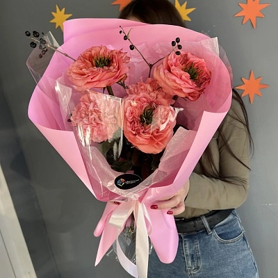 Воздушный букет из 3 пионовидных роз и диантусов