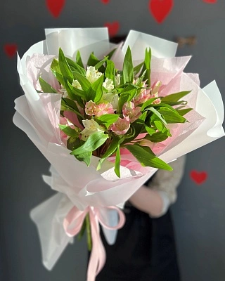 7 белых и розовых альстромерий