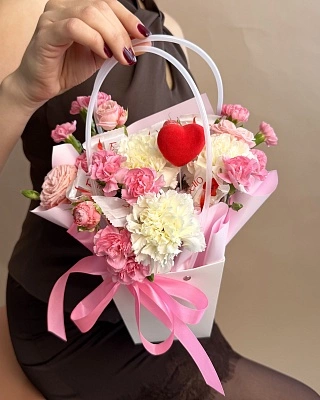 Сладкая композиция с сердцем из роз и диантусов