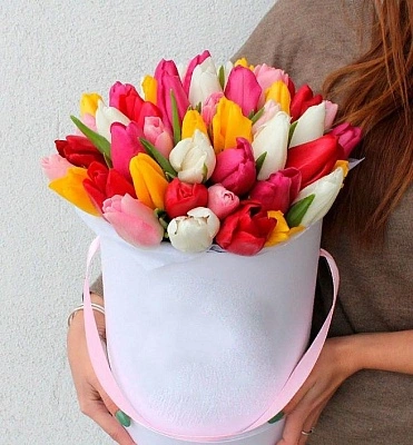 35 разноцветных тюльпанов в шляпной коробке