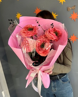 Воздушный букет из 3 пионовидных роз и диантусов