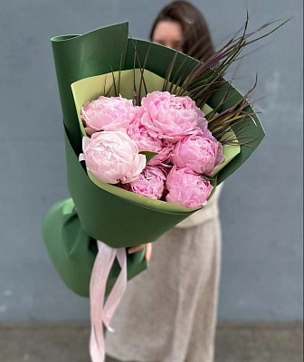 7 розовых пионов с зеленью