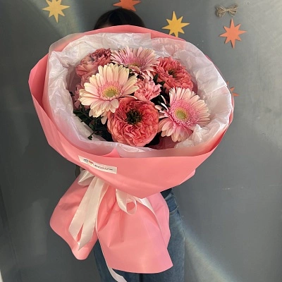 Чарующий букет из пионовидной розы, герберы и диантусов