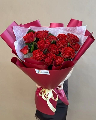 Гигант из 15 алых кружевных роз 50/60 см