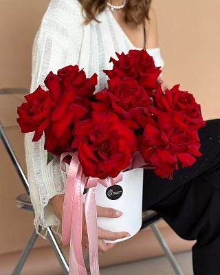 Композиция из 7 красных французских роз