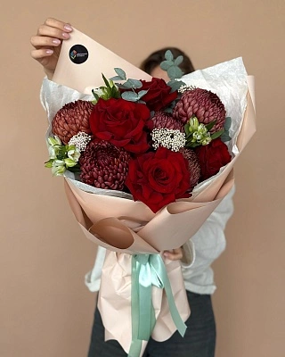 Чарующий букет из премиальных хризантем, роз и зелени