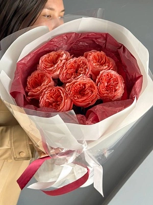 7 розовых пионовидных роз в стильном оформлении
