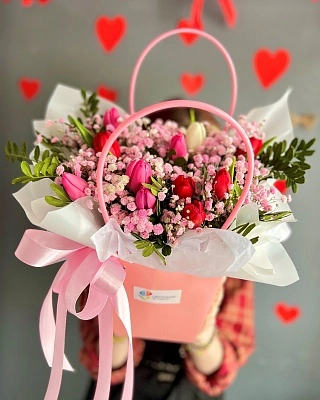 Композиция из тюльпанов и гипсофилы в сумочке M