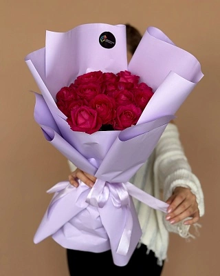 15 вишневых роз 50/60 см