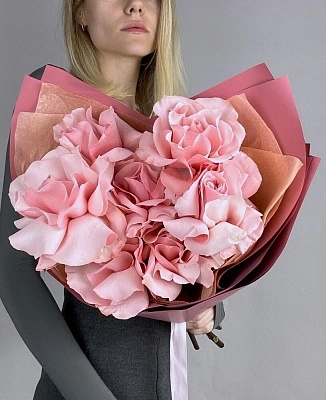 7 розовых французских роз в стильном оформлении