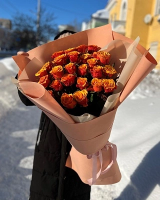 Гигант из 27 огненных роз