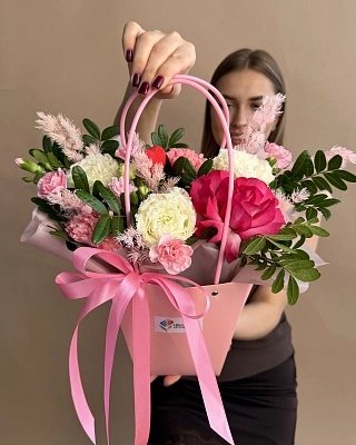 Розовая композиция из розы, диантусов и зелени