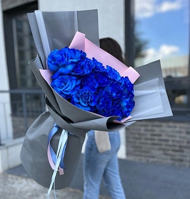 Гигант из синих роз