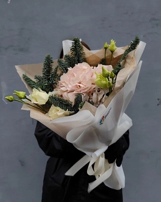 Нежный букет из гортензии, нобилиса и эустомы