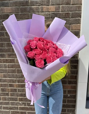 25 розовых роз 50/60 см в стильном оформлении