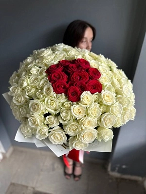 Дуэт из 101 красной и белой розы 70/80 см
