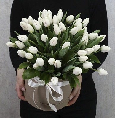 51 белый тюльпан в шляпной коробке