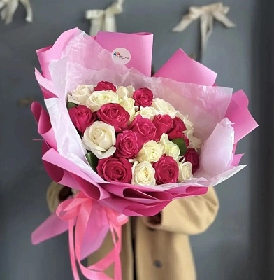 25 бело-розовых роз 40 см