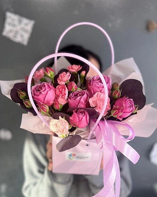 Яркая композиция из кустовых роз, эвкалипта и диантусов