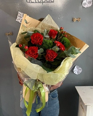 Яркий букет из кружевной розы, грин трика и гиперикума